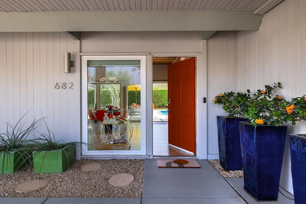 On The Rox- Luxury Refreshing Mid-Century Mod- Pool, Spa, Firepit, Outdoor Kitchen & More Palm Springs Tatil Evi