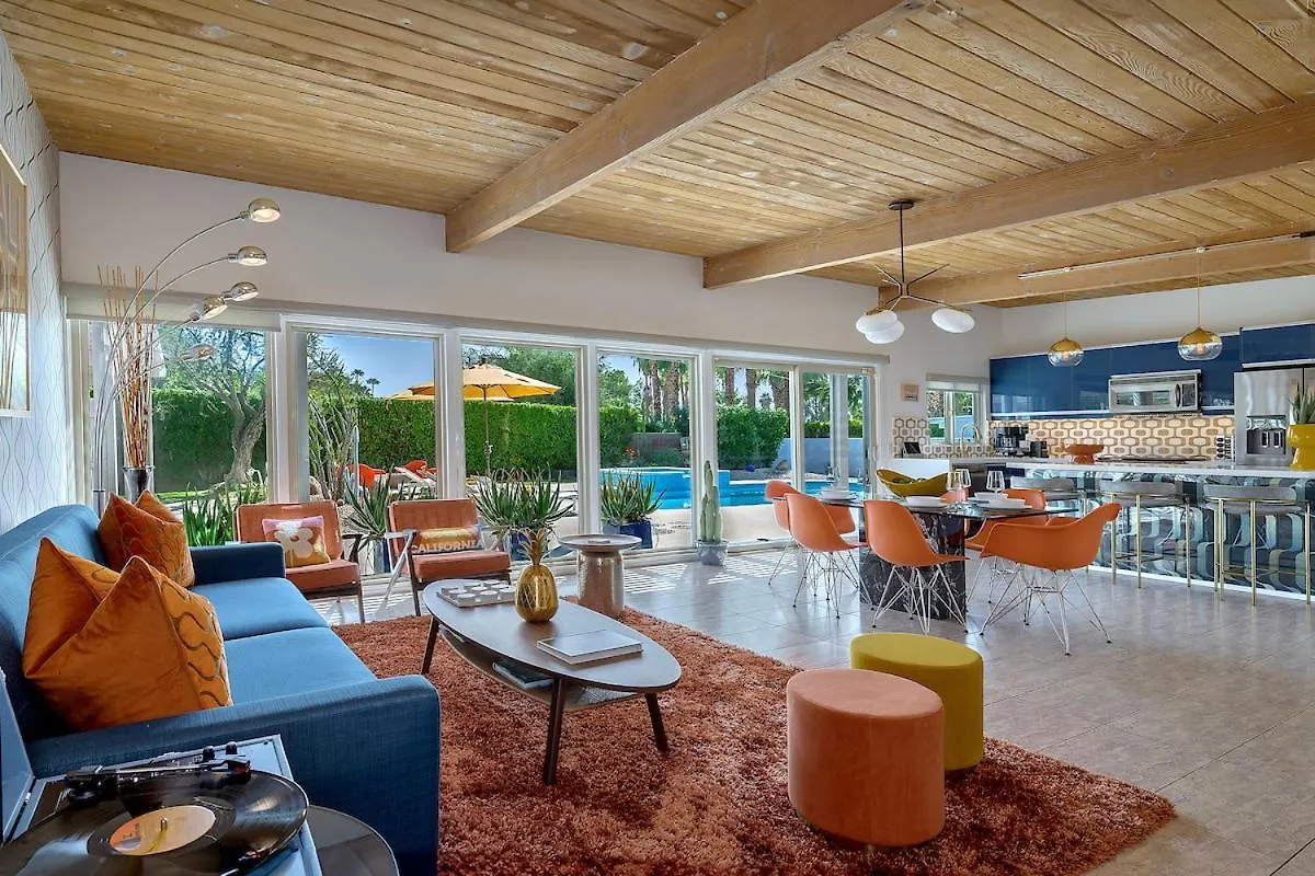 On The Rox- Luxury Refreshing Mid-Century Mod- Pool, Spa, Firepit, Outdoor Kitchen & More Palm Springs