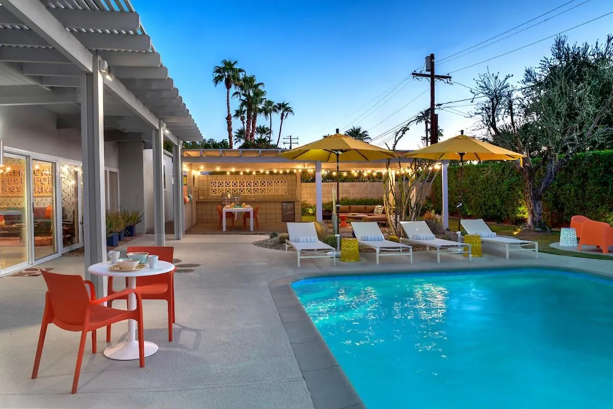 On The Rox- Luxury Refreshing Mid-Century Mod- Pool, Spa, Firepit, Outdoor Kitchen & More Palm Springs Tatil Evi